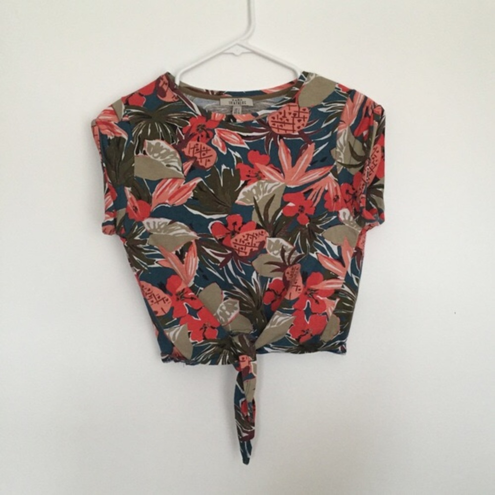 Cropped front tie tropical top
